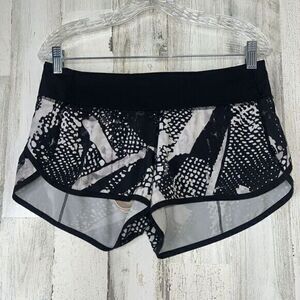 Lululemon Workout Short Women's Size 8 Running Gym Athleisure Wear Black Print‎